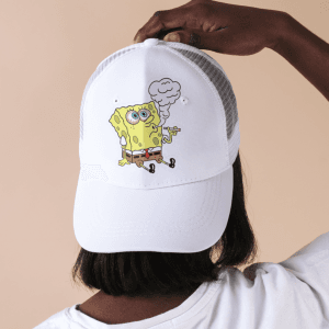 Gorra blanca con estampado Bob divirtiéndose