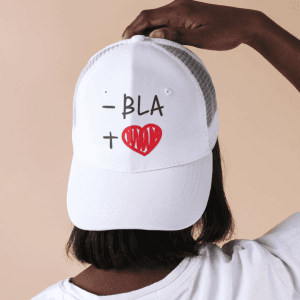 Gorra blanca con estampado Menos Bla y Mas Amor