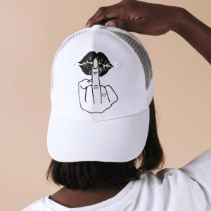 Gorra blanca con estampado "Actitud Salvaje"