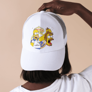 Gorra blanca con estampado "El Clásico Simpson"