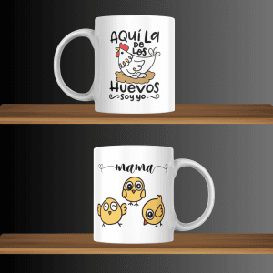 Una taza encima de otra con estampado de gallina en corral en dos lejas