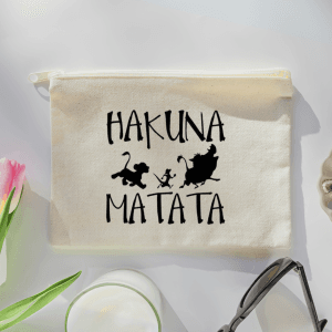 estuche de color beige con estampado Hakuna Matata