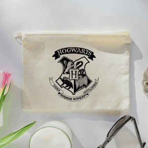 Estuche color beige con estampado Hogwarts