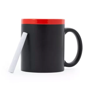 taza negra con una tiza