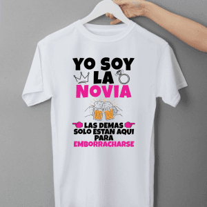 camiseta blanca con letras
